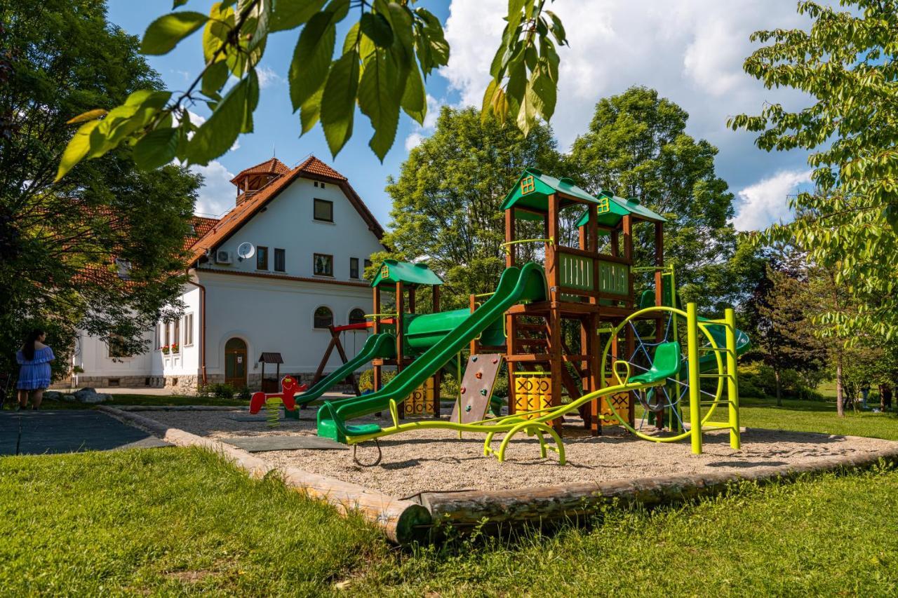 Conacul Secuiesc-Szekelyko Kuria Hotel Coltesti Екстериор снимка
