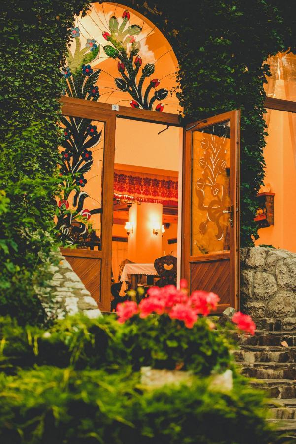 Conacul Secuiesc-Szekelyko Kuria Hotel Coltesti Екстериор снимка