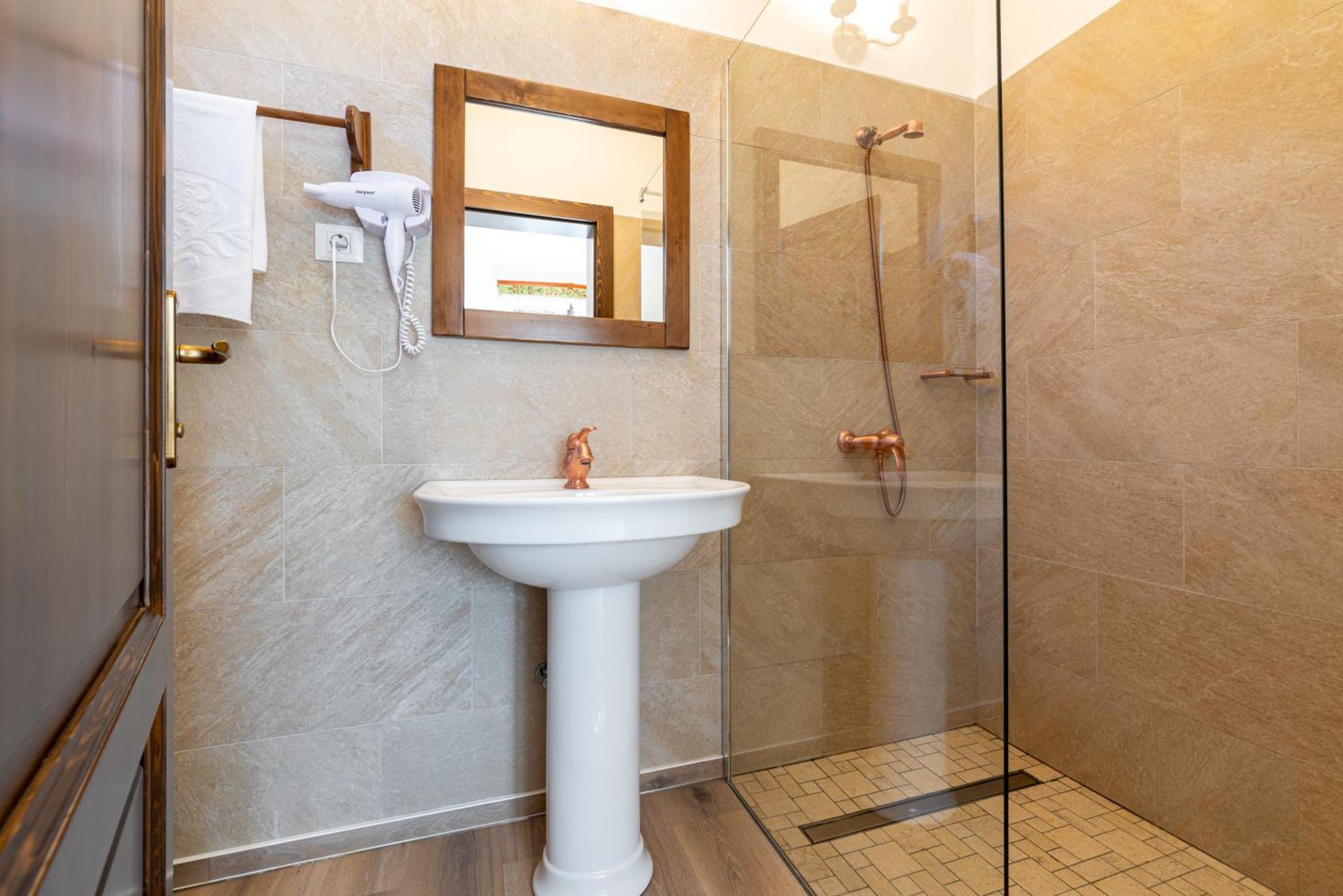 Conacul Secuiesc-Szekelyko Kuria Hotel Coltesti Екстериор снимка